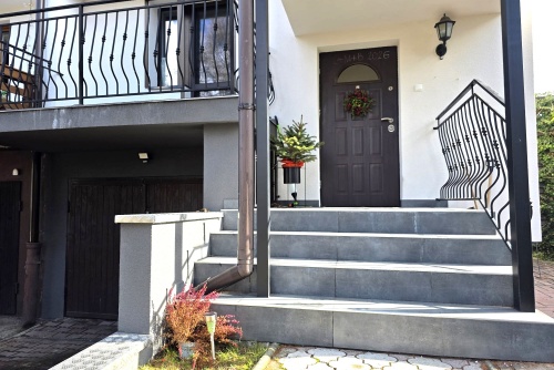 Dom narożny z ogrodem i garażem